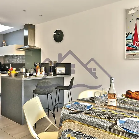 La Petite Ty Awenig: Beachfront Getaway Holiday home Guilvinec
